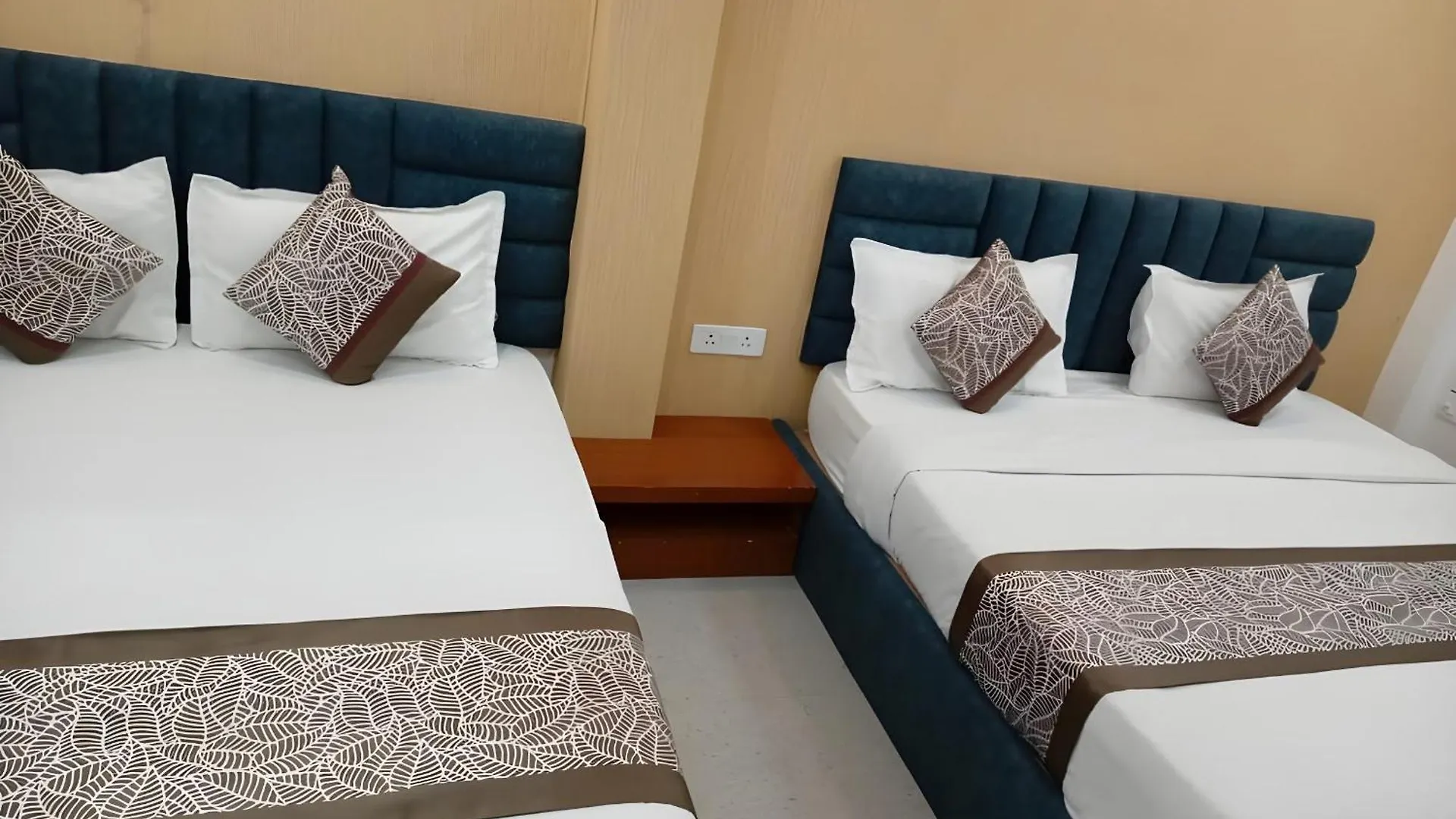 Varanasi Hotel Premium Siddhi Vinayak Palace Near Kashi Vishwanath Temple And Ganga Ghat With Fully Air Conditioned -Wi Fi - Restaurant - Parking Available - A Luxury Premium Hotel In Varanasi