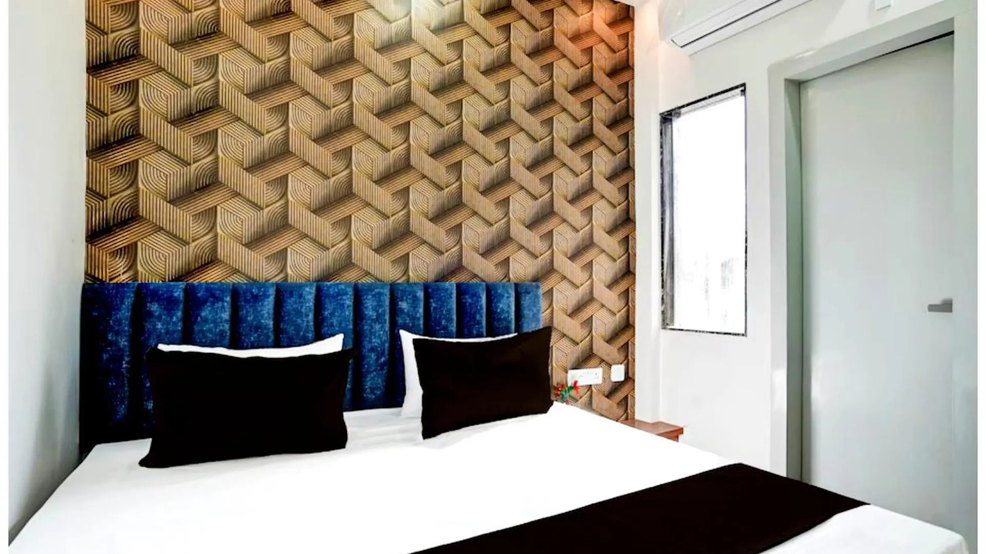 Varanasi Hotel Premium Siddhi Vinayak Palace Near Kashi Vishwanath Temple And Ganga Ghat With Fully Air Conditioned -Wi Fi - Restaurant - Parking Available - A Luxury Premium Hotel In Varanasi