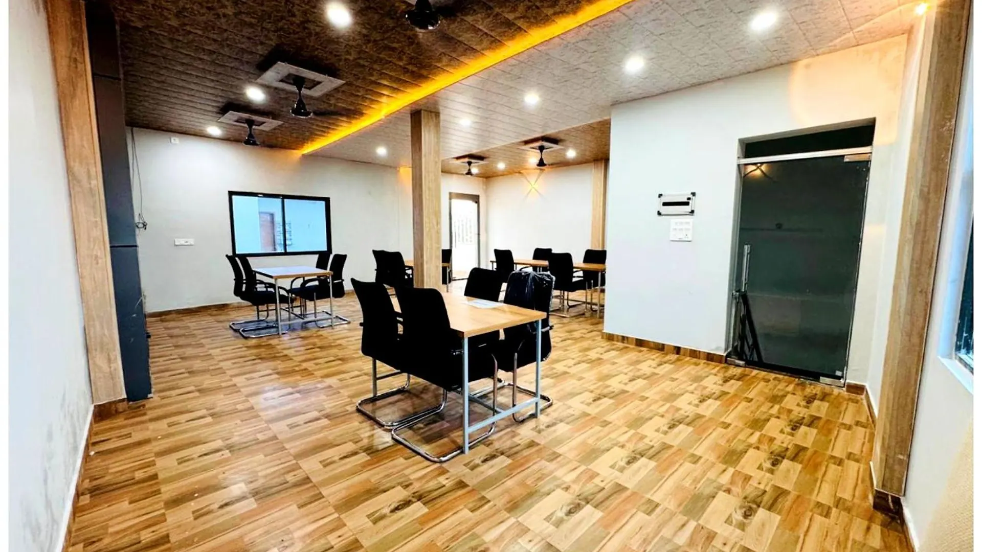 Varanasi Hotel Premium Siddhi Vinayak Palace Near Kashi Vishwanath Temple And Ganga Ghat With Fully Air Conditioned -Wi Fi - Restaurant - Parking Available - A Luxury Premium Hotel In Varanasi 4*,  Indie
